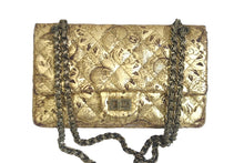 Load image into Gallery viewer, シャネル CHANEL MOSCOW パリ モスクワ 2.55 マトラッセ チェーン ショルダーバッグ 13番台 ゴールド 美品 中古 58405