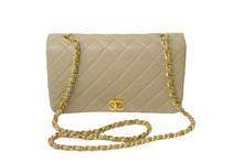 Load image into Gallery viewer, CHANEL シャネル ショルダーバッグ フルフラップ マトラッセ23CM 1番台 ベージュ ラムスキン ゴールド金具 美品 中古 58478
