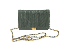 Load image into Gallery viewer, CHANEL シャネル チェーンウォレットショルダーバッグ シェブロン Vステッチ ギャザー加⼯ 25番台 カーフ カーキ 良品 中古 58493