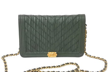 Load image into Gallery viewer, CHANEL シャネル チェーンウォレットショルダーバッグ シェブロン Vステッチ ギャザー加⼯ 25番台 カーフ カーキ 良品 中古 58493