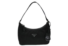 Load image into Gallery viewer, 極美品 PRADA プラダ ショルダーバッグ ミニバッグ Re-Edition 2000 Re-Nylon 三角ロゴプレート ファブリック ブラック 中古 58522