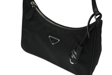 Load image into Gallery viewer, 極美品 PRADA プラダ ショルダーバッグ ミニバッグ Re-Edition 2000 Re-Nylon 三角ロゴプレート ファブリック ブラック 中古 58522