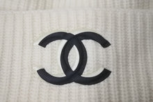 Load image into Gallery viewer, CHANEL シャネル ニットキャップ 帽子 ココマーク 刺繍 リバーシブル コットン ウール アイボリー ブラック 美品 中古 58583