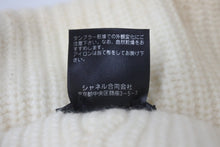 Load image into Gallery viewer, CHANEL シャネル ニットキャップ 帽子 ココマーク 刺繍 リバーシブル コットン ウール アイボリー ブラック 美品 中古 58583