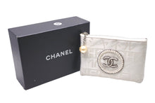 画像をギャラリービューアに読み込む, CHANEL シャネル ポーチ アクセサリーポーチ 化粧品入れ 9番台 ナイロンキャンバス パール ホワイト シルバー金具 美品 中古 58599