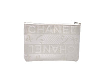 画像をギャラリービューアに読み込む, CHANEL シャネル ポーチ アクセサリーポーチ 化粧品入れ 9番台 ナイロンキャンバス パール ホワイト シルバー金具 美品 中古 58599