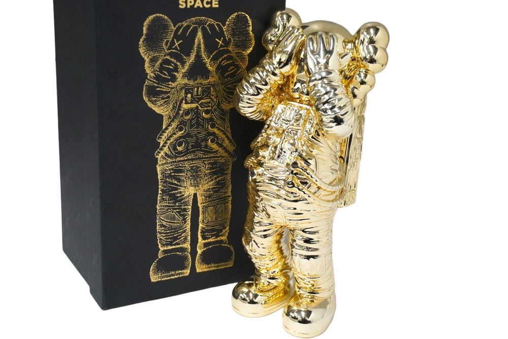極美品 KAWS カウズ フィギュア Holiday Space ホリデー スペース GOLD ゴールド 中古 58630