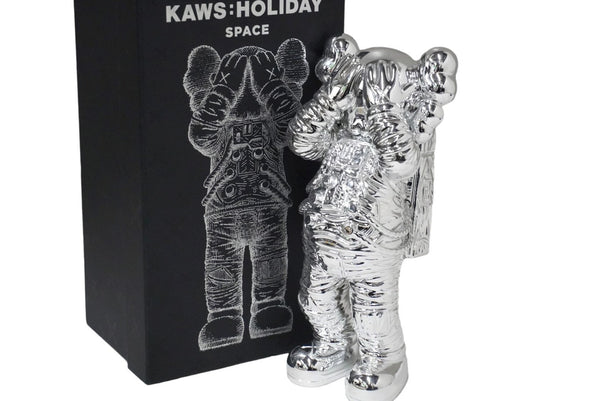 極美品 KAWS カウズ フィギュア Holiday Space ホリデー スペース silver シルバー 中古 58631