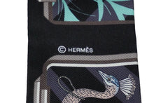 Load image into Gallery viewer, HERMES エルメス スカーフ ツイリー エルメスストーリー フランス製 シルク ノワール ローズ グリス 2023年秋冬 美品 中古 58774