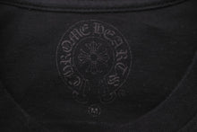 画像をギャラリービューアに読み込む, CHROME HEARTS クロムハーツ 半袖 Ｔシャツ 東京限定 スクロールラベル ブラック サイズM 美品 中古 58877