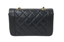 Load image into Gallery viewer, 極美品 CHANEL シャネル チェーンショルダーバッグ ダイアナマトラッセ22 3番台 ラムスキン ブラック ゴールド金具 中古 59302