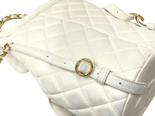 画像をギャラリービューアに読み込む, 極美品 CHANEL シャネル リュック バックパック マトラッセ キャビアスキン AS3290 ホワイト ランダム番号 ゴールド金具 中古 59460