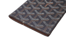 Load image into Gallery viewer, GOYARD ゴヤール パスポートケース ヘリンボーン柄 ブラック ブラウン PVCコーティング 良品 中古 59643