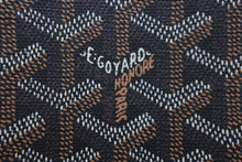 Load image into Gallery viewer, GOYARD ゴヤール パスポートケース ヘリンボーン柄 ブラック ブラウン PVCコーティング 良品 中古 59643