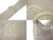 Load image into Gallery viewer, CHANEL シャネル ショルダーバッグ クロスボディバッグ ココマーク 10番台 2006年 ムートン ベージュ ゴールド金具 美品 中古 59673