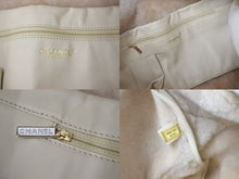 Load image into Gallery viewer, CHANEL シャネル ショルダーバッグ クロスボディバッグ ココマーク 10番台 2006年 ムートン ベージュ ゴールド金具 美品 中古 59673