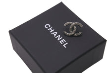 Load image into Gallery viewer, 極美品 CHANEL シャネル ピアス アクセサリー 片耳 ココマーク ラインストーン シルバー C21A刻印 イタリア製 3g 中古 59698