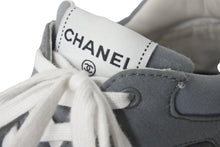 Load image into Gallery viewer, CHANEL シャネル スニーカー スウェード ココマーク スウェード サイズ42 グレー G40184 Y56630 0T628 美品 中古 59705