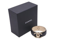 画像をギャラリービューアに読み込む, CHANEL シャネル バングル ココマーク ターンロック ブラック ゴールド メタル ラムスキン 美品 中古 59824