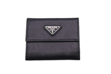 Load image into Gallery viewer, PRADA プラダ 二つ折りコインケース トライアングルロゴ サフィアーノレザー ブラック シルバー金具 良好 中古 59869