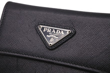 Load image into Gallery viewer, PRADA プラダ 二つ折りコインケース トライアングルロゴ サフィアーノレザー ブラック シルバー金具 良好 中古 59869