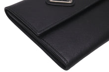 Load image into Gallery viewer, PRADA プラダ 二つ折りコインケース トライアングルロゴ サフィアーノレザー ブラック シルバー金具 良好 中古 59869
