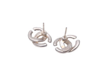 Load image into Gallery viewer, CHANEL シャネル ピアス ココマーク メタル シルバー 01A刻 シルバー金具 良品 中古 59922