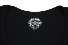画像をギャラリービューアに読み込む, 極美品 CHROME HEARTS クロムハーツ アメリカン フラッグ Vネック 半袖Ｔシャツ ブラック 星条旗 プリント ロゴ サイズS 中古 59936