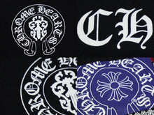 画像をギャラリービューアに読み込む, 極美品 CHROME HEARTS クロムハーツ アメリカン フラッグ Vネック 半袖Ｔシャツ ブラック 星条旗 プリント ロゴ サイズS 中古 59936