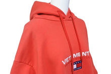 Load image into Gallery viewer, VETEMENTS × TOMMY ヴェトモン トミー パーカー 刺繍 WSS18TR24 コットン レッド XS サイズ 美品 中古 60161
