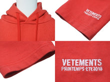 Load image into Gallery viewer, VETEMENTS × TOMMY ヴェトモン トミー パーカー 刺繍 WSS18TR24 コットン レッド XS サイズ 美品 中古 60161