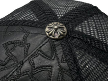画像をギャラリービューアに読み込む, CHROME HEARTS クロムハーツ セメタリークロス パッチ レザー トラッカー キャップメッシュ キャップ ブラック 美品 中古 60189