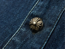 Load image into Gallery viewer, 極美品 CHROME HEARTS クロムハーツ デニム長袖シャツ LOOSE ENDS ブルー デニム クロスパッチ シルバー金具 サイズXL 中古 60191