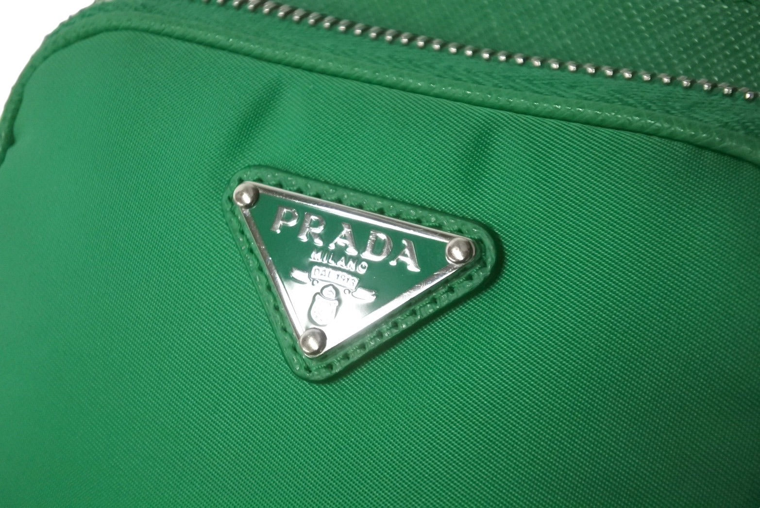 PRADA プラダ ショルダーバッグ ネックフォンケース 三角ロゴ