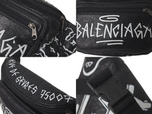 Load image into Gallery viewer, BALENCIAGA バレンシアガ エクスプローラー グラフィティ ボディバッグ レザー ブラック 529550 グレー金具 美品 中古 61275